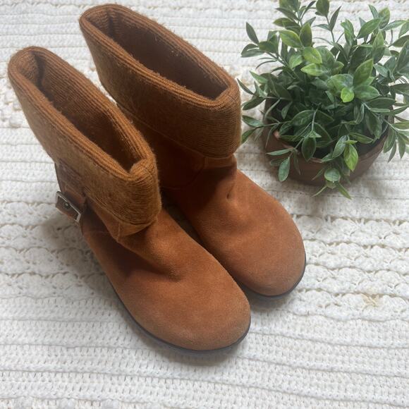 CROCS 11554 Woman 10 Fold Over Ankle Boot Suede Leather Tan Winter Buckle Boho - Picture 3 of 16